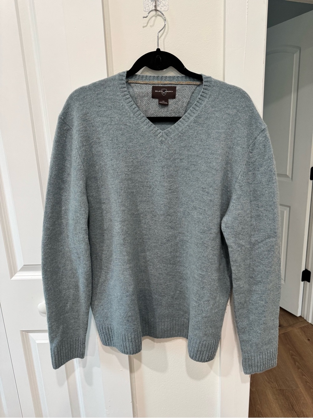Black Brown 1826 Wool Women’s V-Neck Sweater - Heathered Light Gray Blue